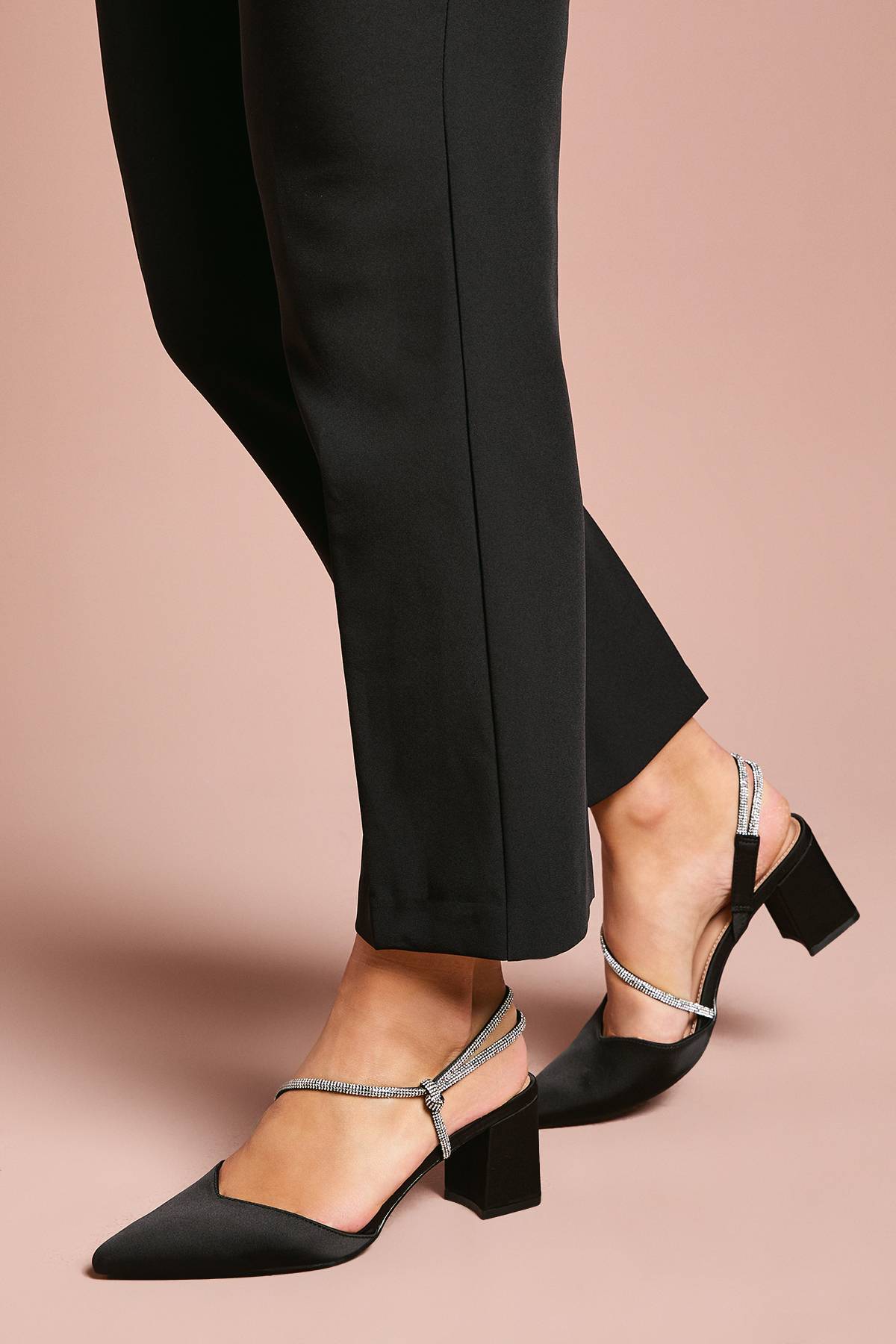 Coast Escarpins à Talon Haut Coupe Large Deyla en Satin avec Bride Asymétrique Ornée de Strass