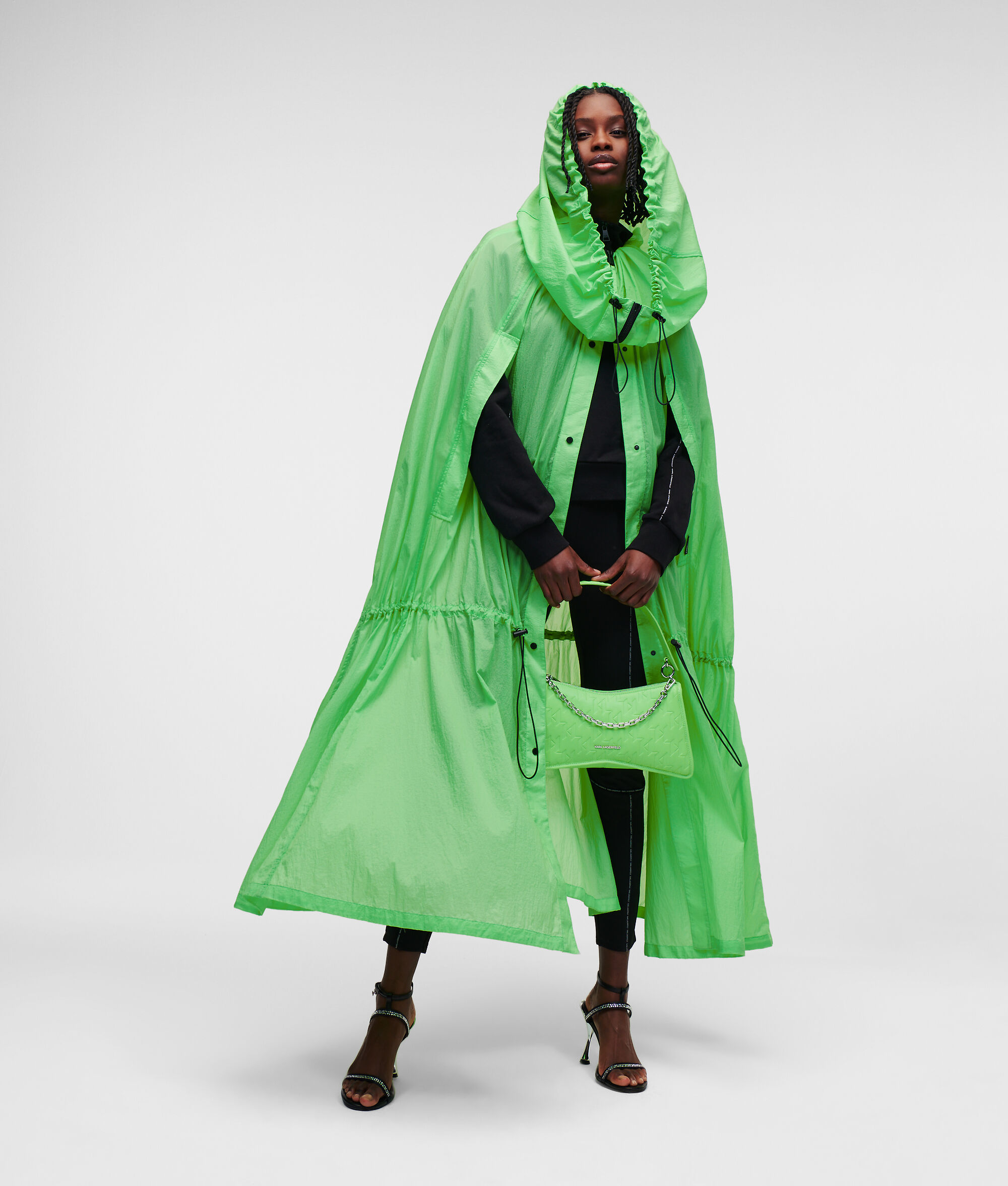 MANTEAU DE PLUIE VOLUMINEUX SÉLECTIONNÉ PAR HUN KIM