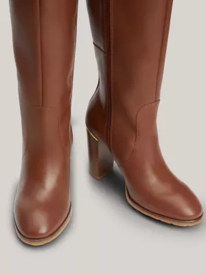 Botas de cano alto em couro com detalhes em metal