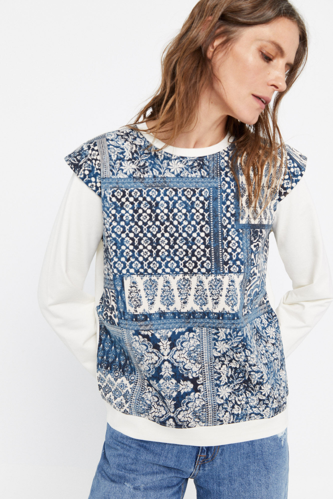 Blusa de moletom plissada estampada com estampa de lenço - Marfim