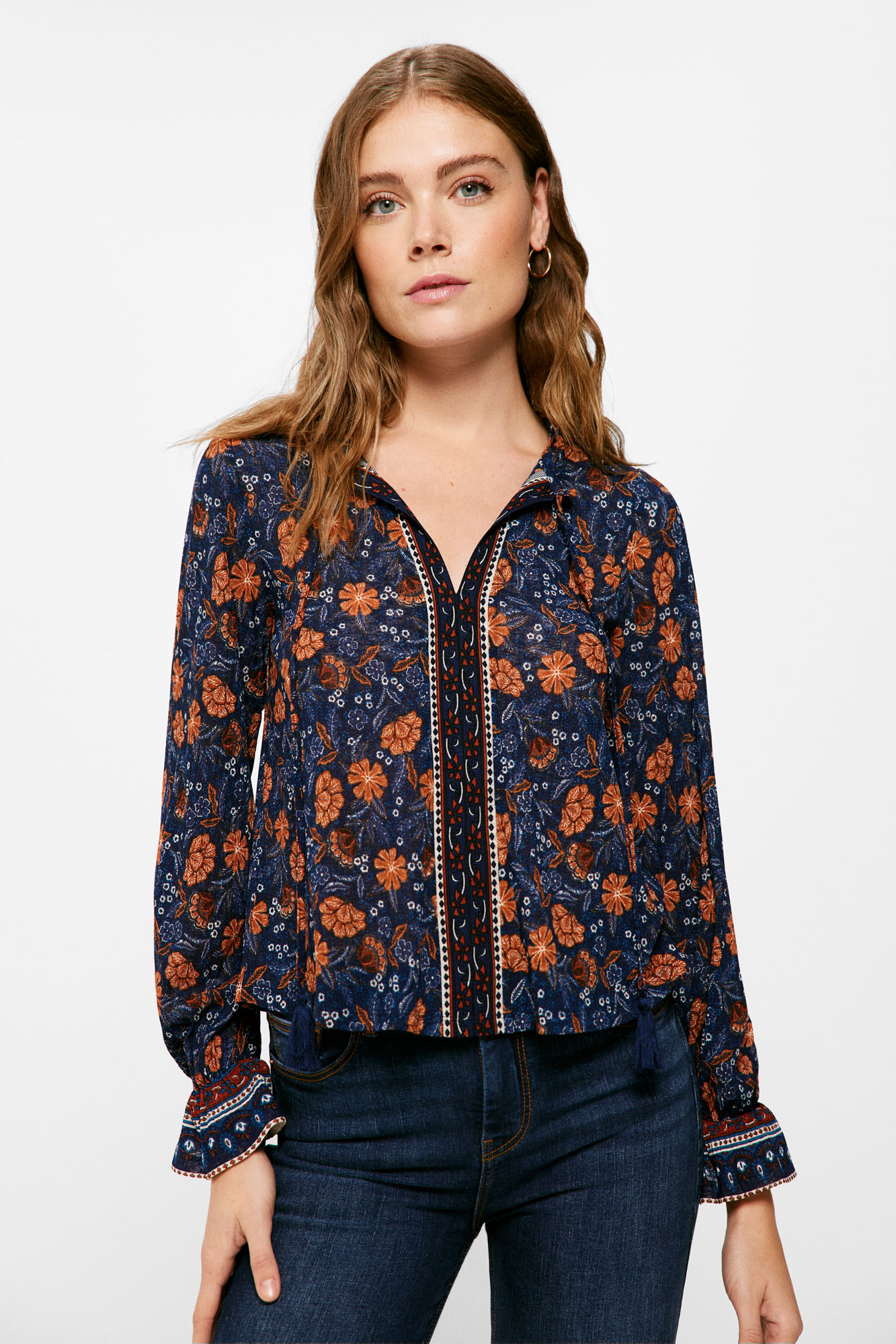 Blusa com flores e bordados