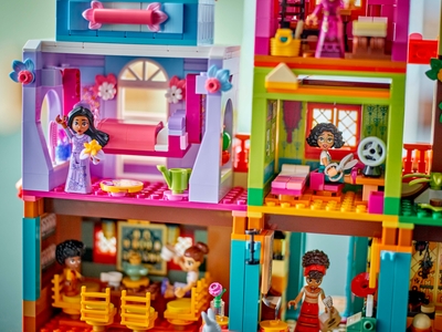 LEGO Het magische huis van de familie Madrigal (43245)