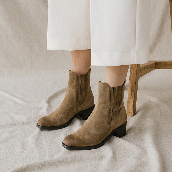 Boots à bouts ronds et petits talons  en croute taupe