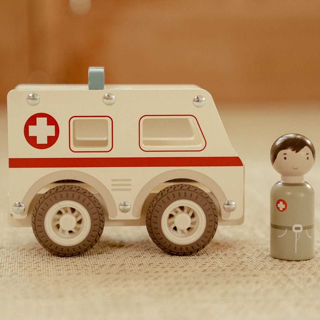 little dutch ambulance met verpleegkundige