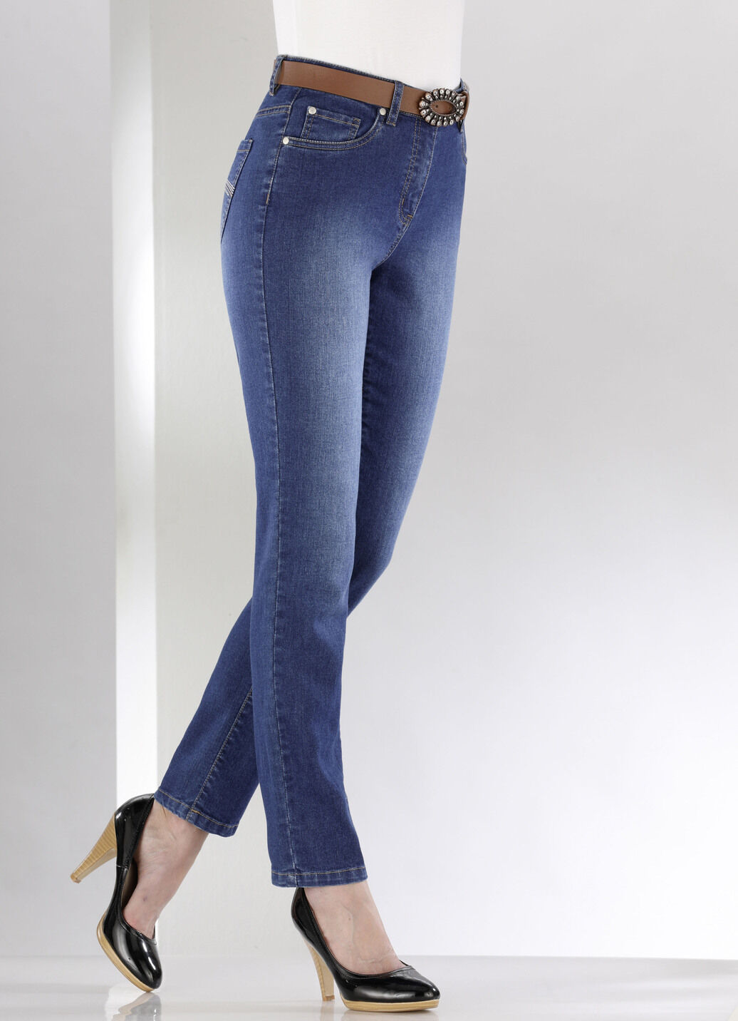 Jeans mit schönen Stickereien und funkelnden Strassteinen
