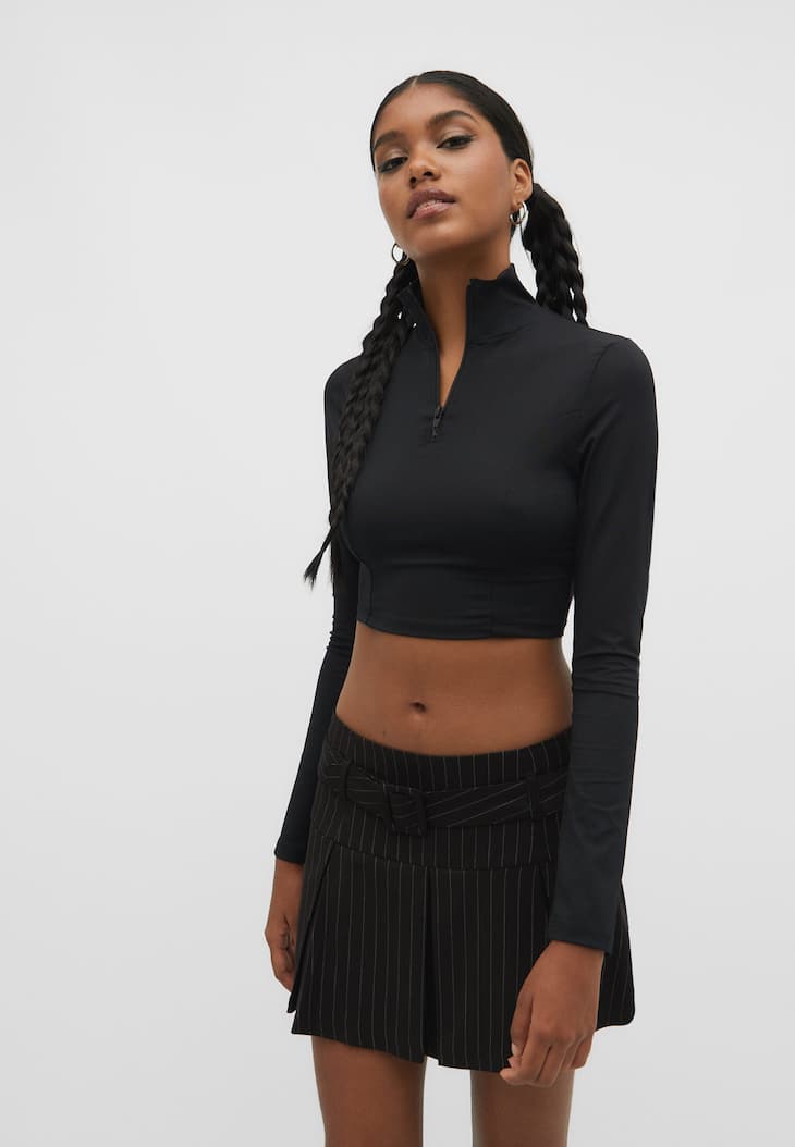 Camiseta com gola e zíper