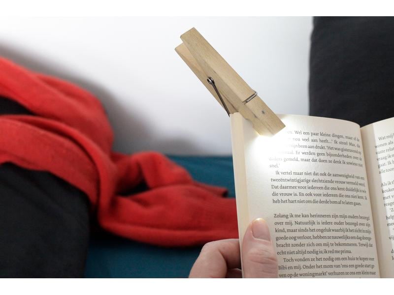 Kikkerland Leselicht Wäscheklammer Buche Buchlampe im Wäscheklammer Design