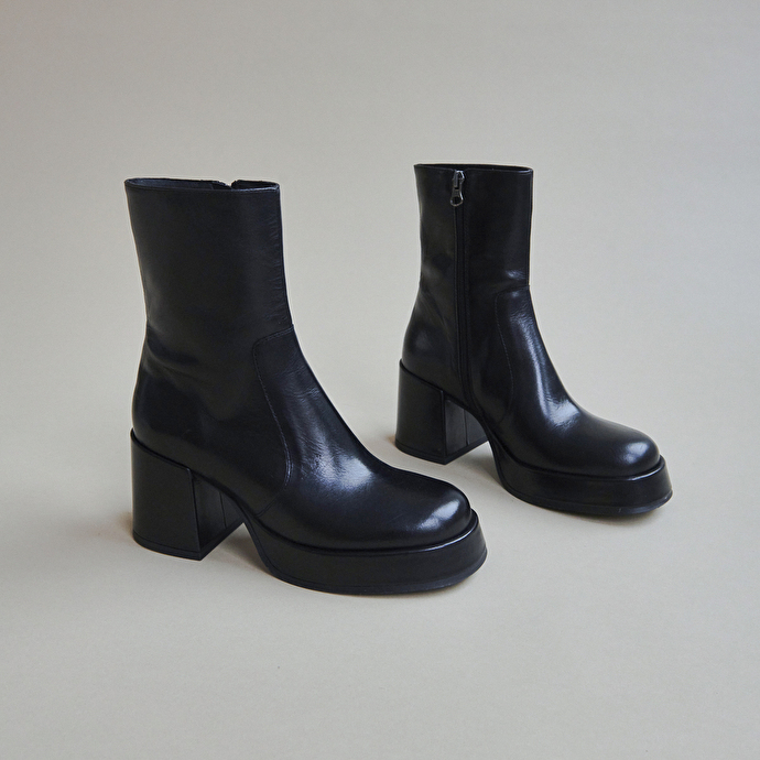 Bottines à talons et bouts carrés  en cuir noir
