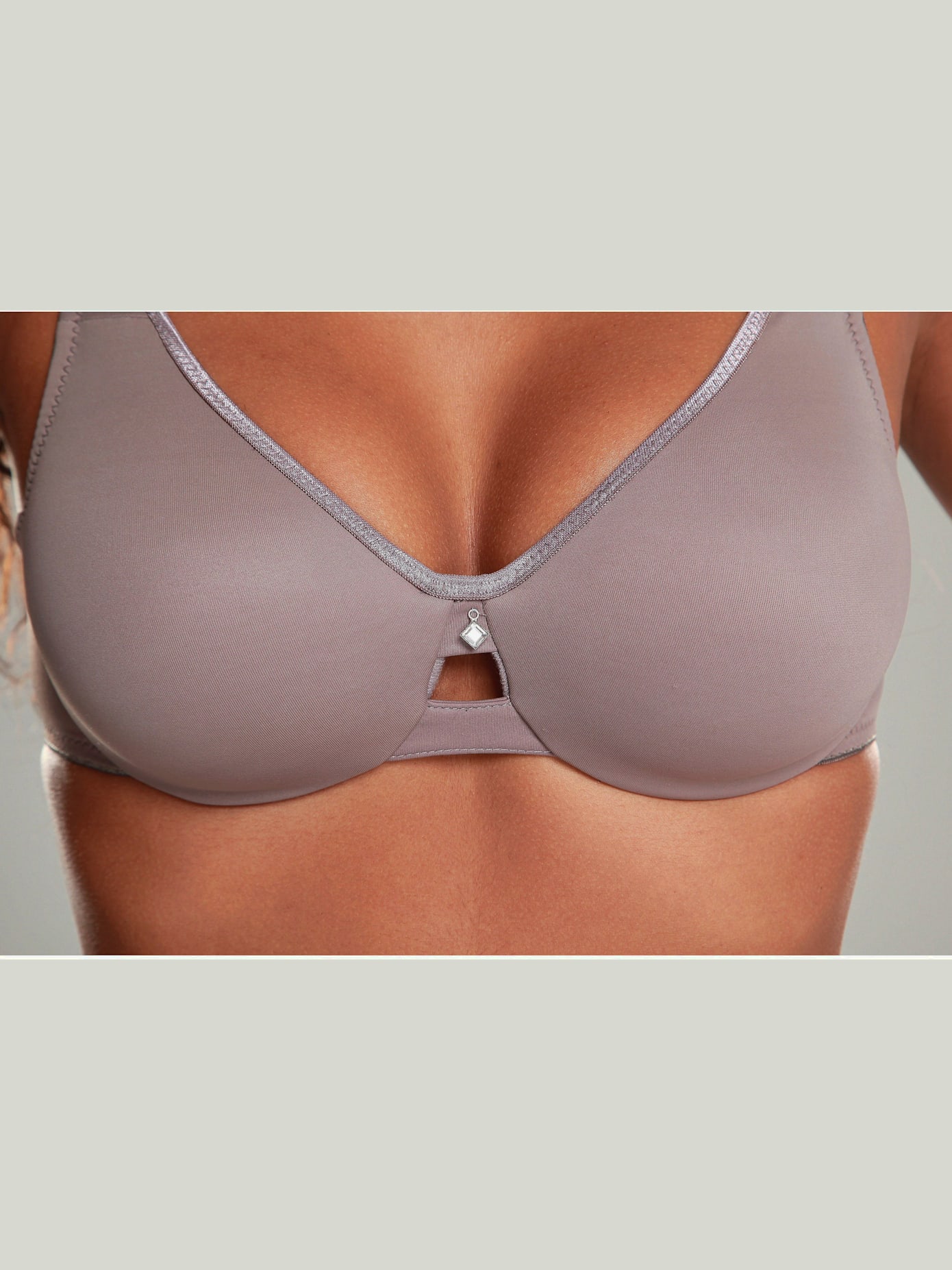 Soutien-gorge minimiseur à armatures et bonnets sans coutures