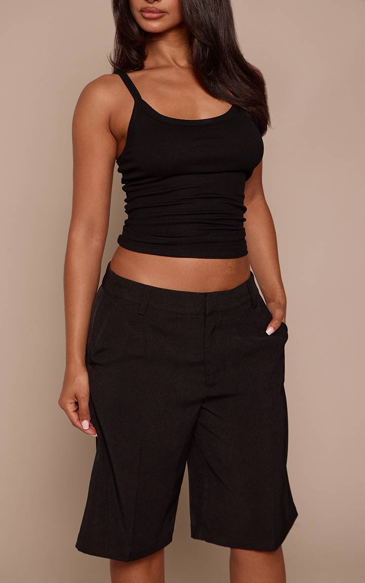 Noir Bermuda Long Taille Petite Avec Détails De Coutures Et Coupe Tailleur