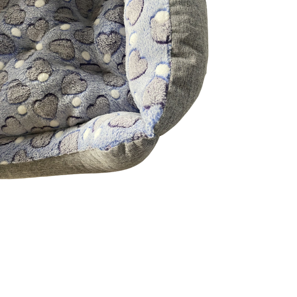 Cama retangular para animais de estimação com forro de pelúcia. Estampa de corações.