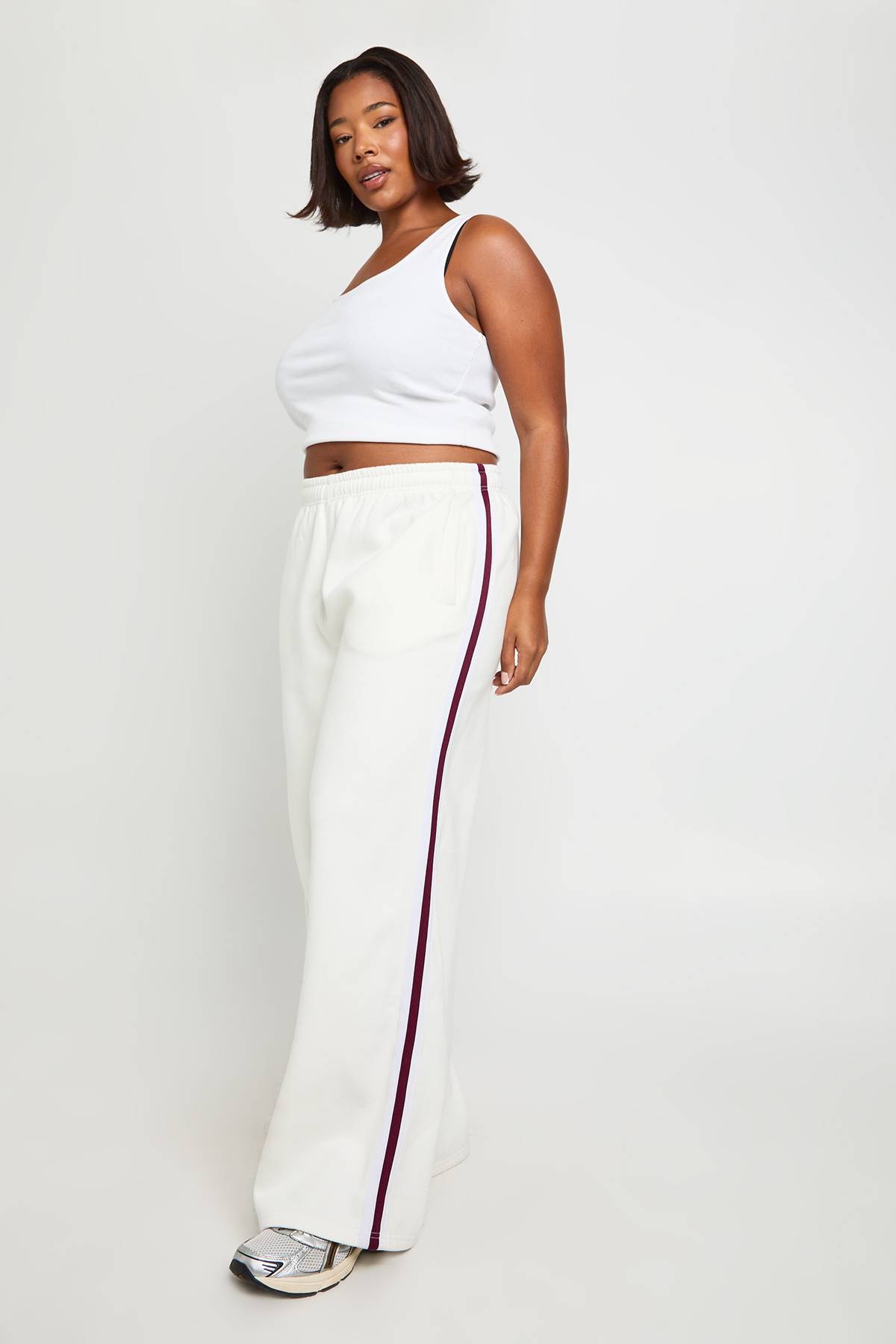boohoo Joggers grande taille à jambes larges avec bande latérale
