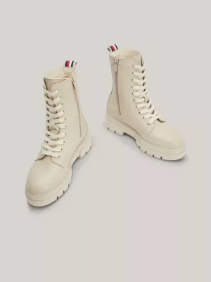 Botas de cano médio com cadarço em couro texturizado