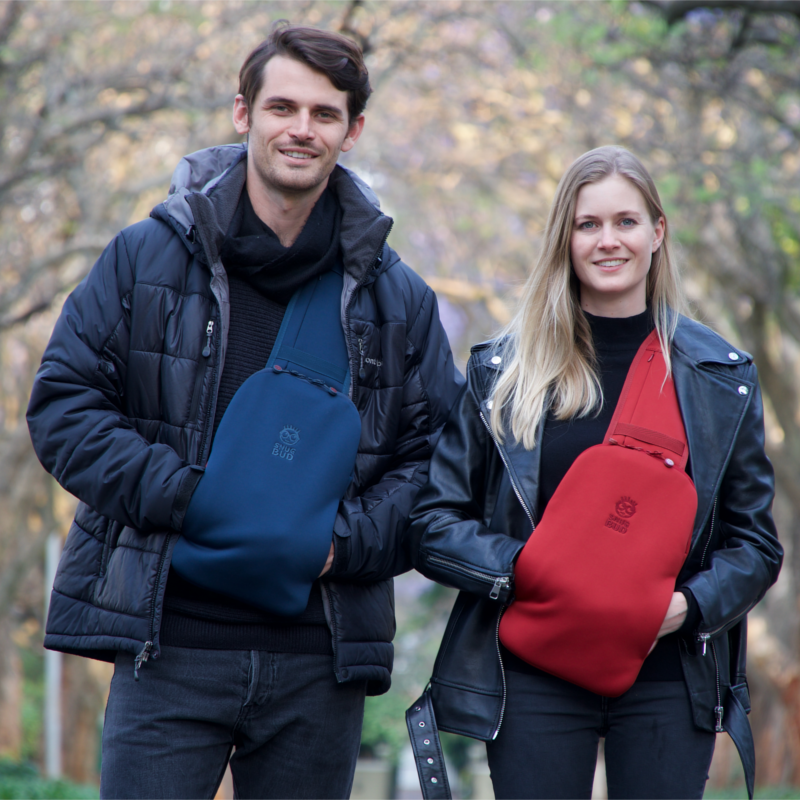 Snugbud Classic blauw/rode rugzak met warmte kruik