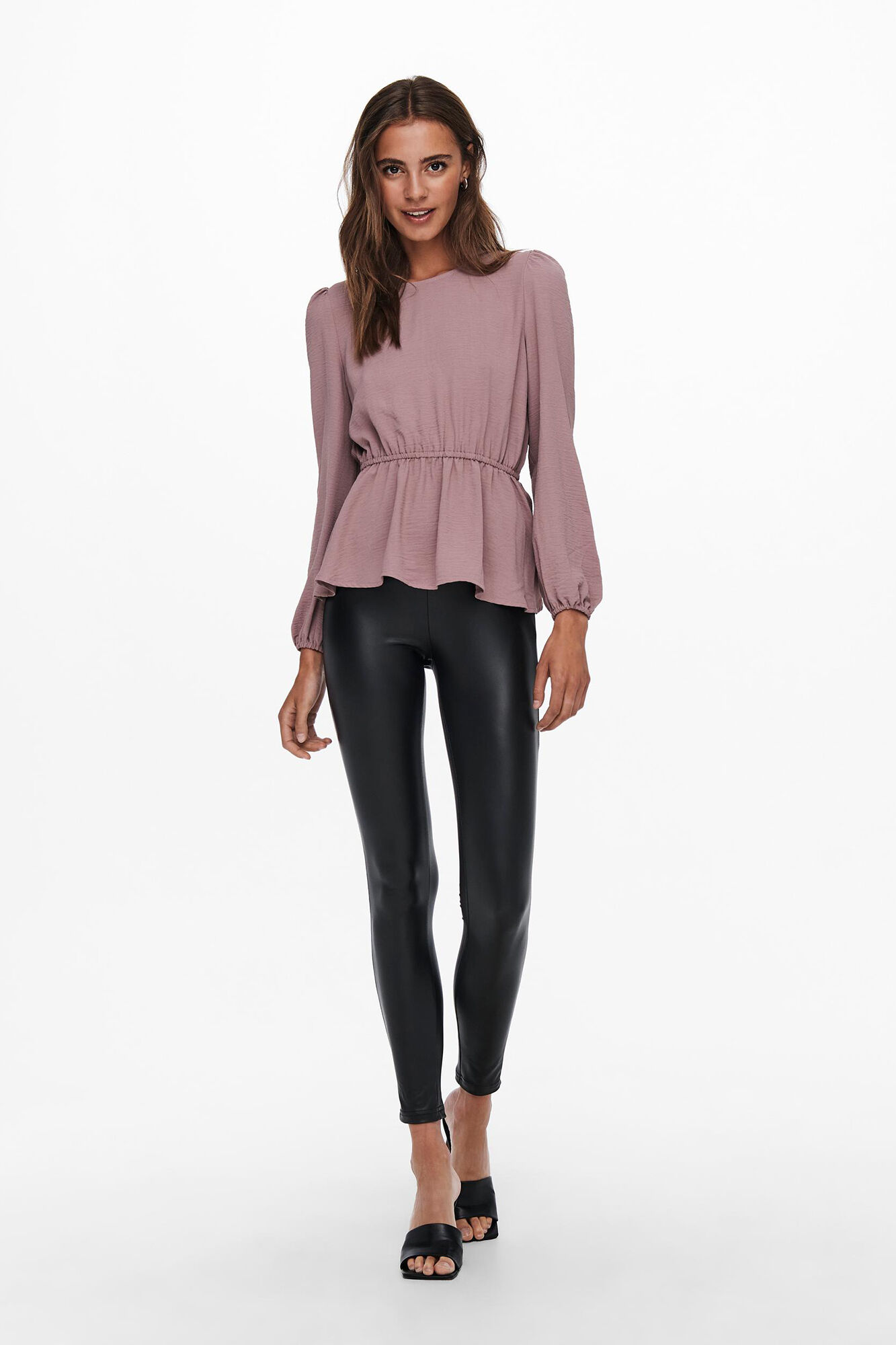 Blusa de mangas compridas e gola redonda