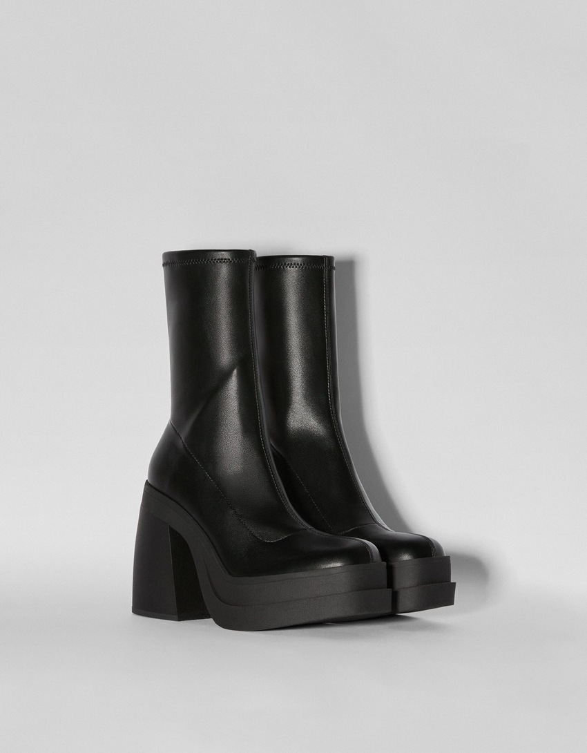 Botas de cano curto com plataforma e salto alto.