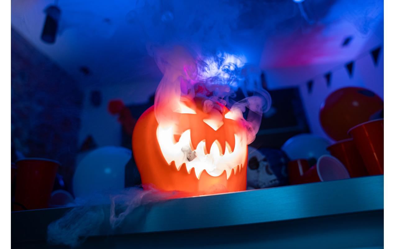 Nebelmaschine S553L Halloween SetNebelmaschine mit RGB LEDs und Halloween Kürbis Aufsatz