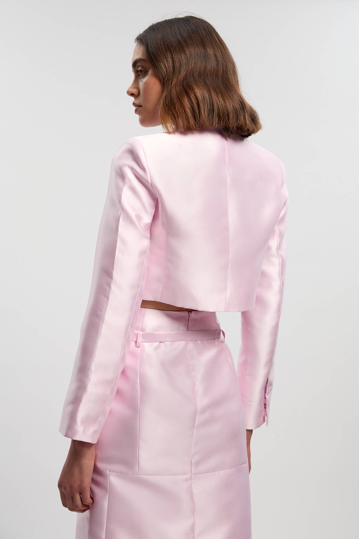 KarenMillen La veste ajustée cropped wrap en satin twill The Founder