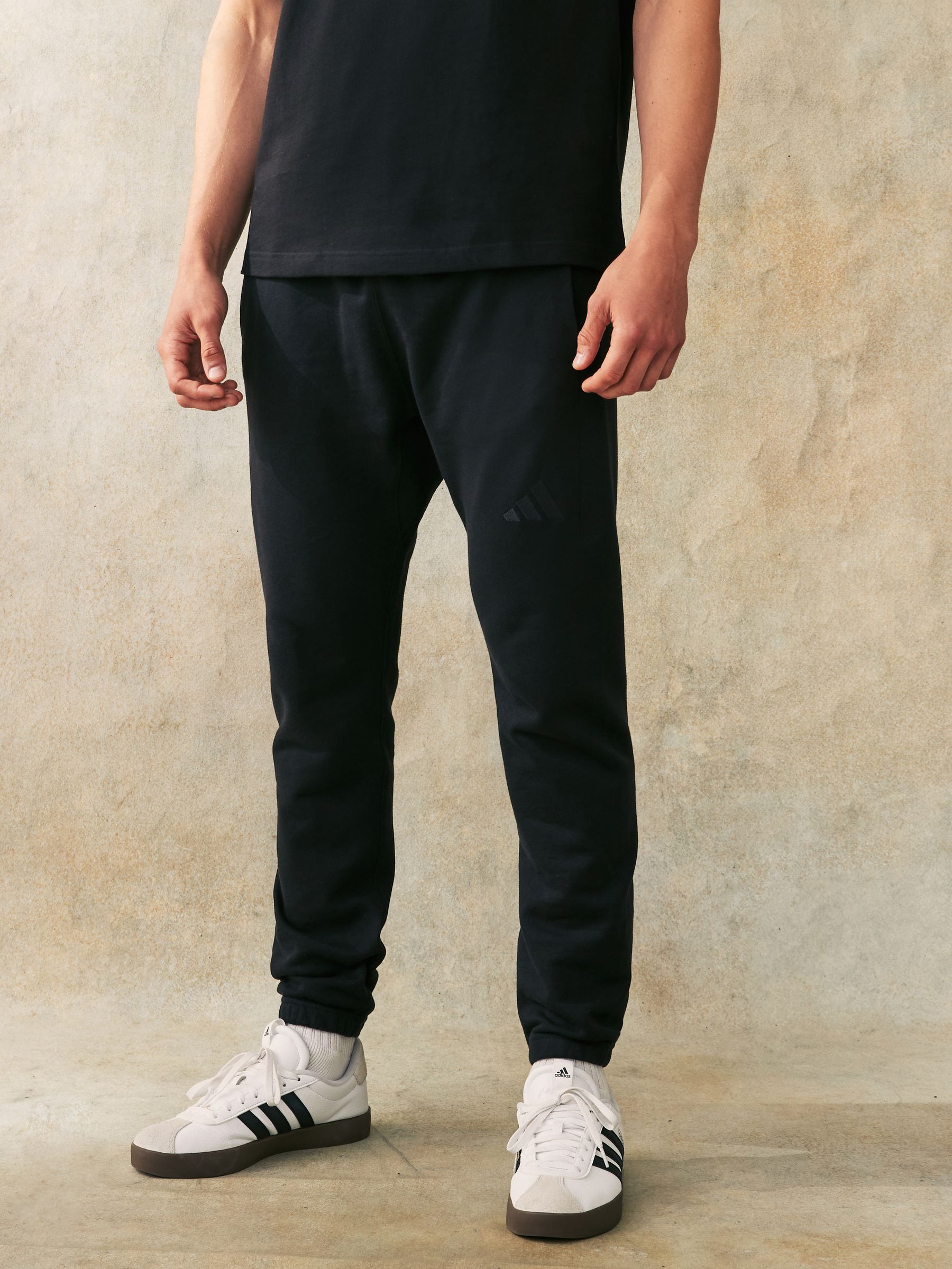 Zwart - adidas All Season French Terry normaal taps toelopende 100% katoenen joggingbroek