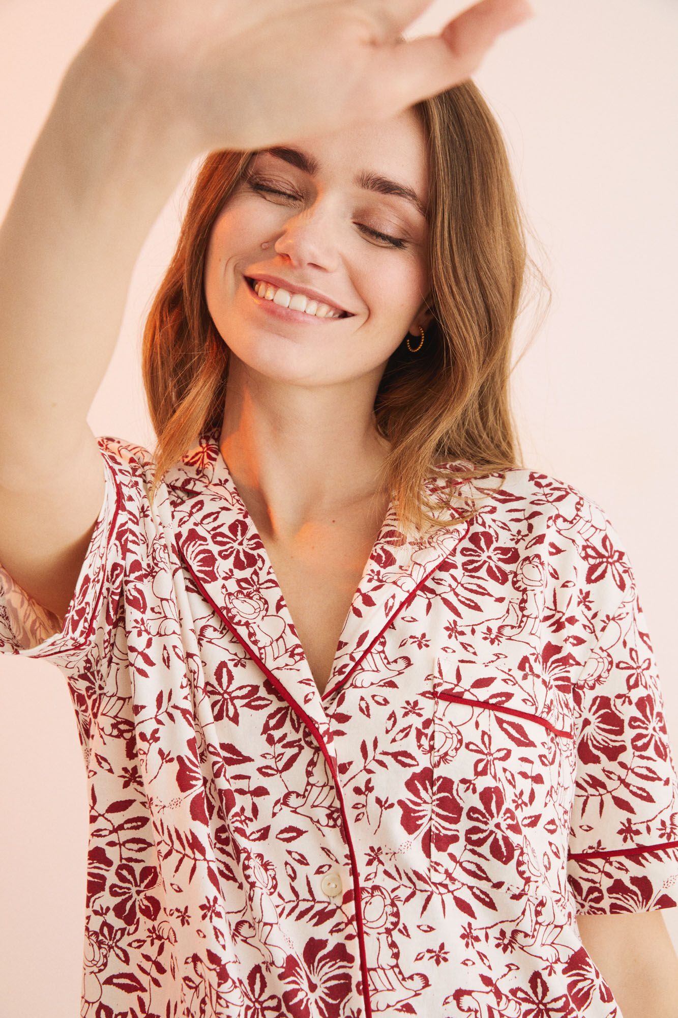 Pijama longo estilo camisa, 100% algodão, com estampa.