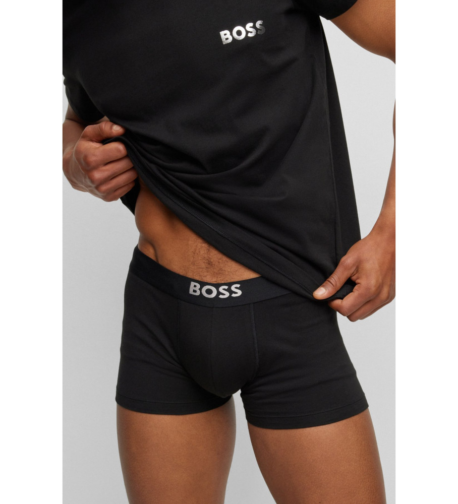 Conjunto de roupa íntima BOSS, camiseta e cueca boxer preta.