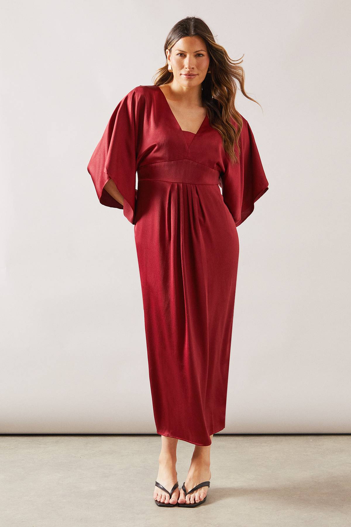 Wallis Robe Mi-Longue en Satin à Manches Cape