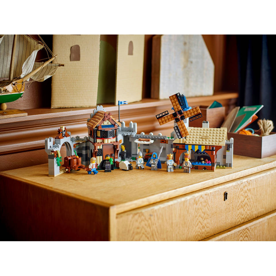 LEGO Creator 3-in-1 middeleeuws kasteel met ridders te paard 31168