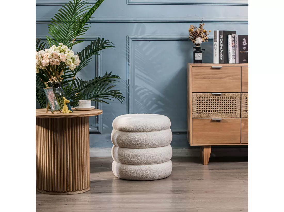 Pouf en bouclettes blanches style scandinave