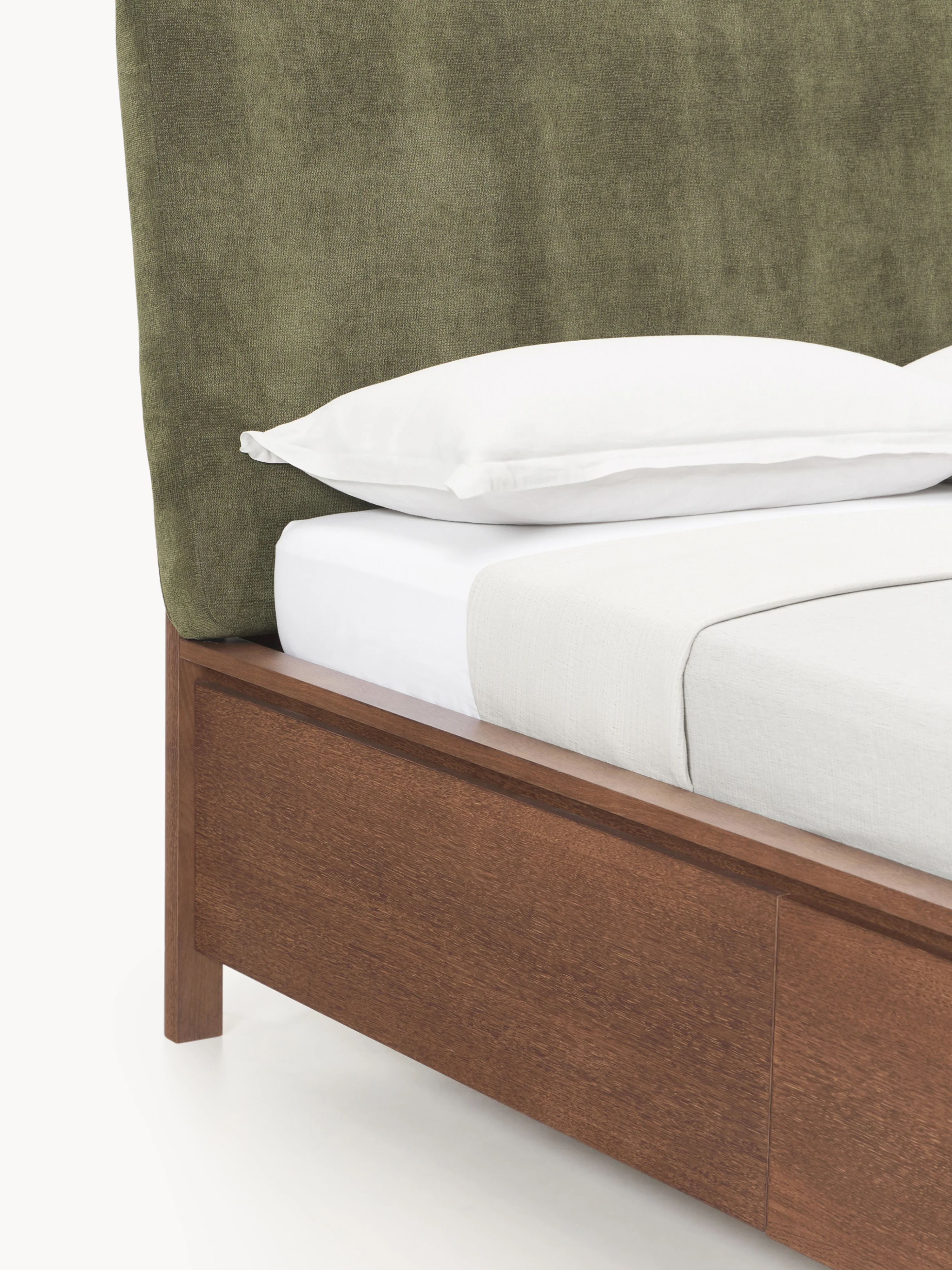 Houten bedframe Santiago met gestoffeerd hoofdeinde en lades