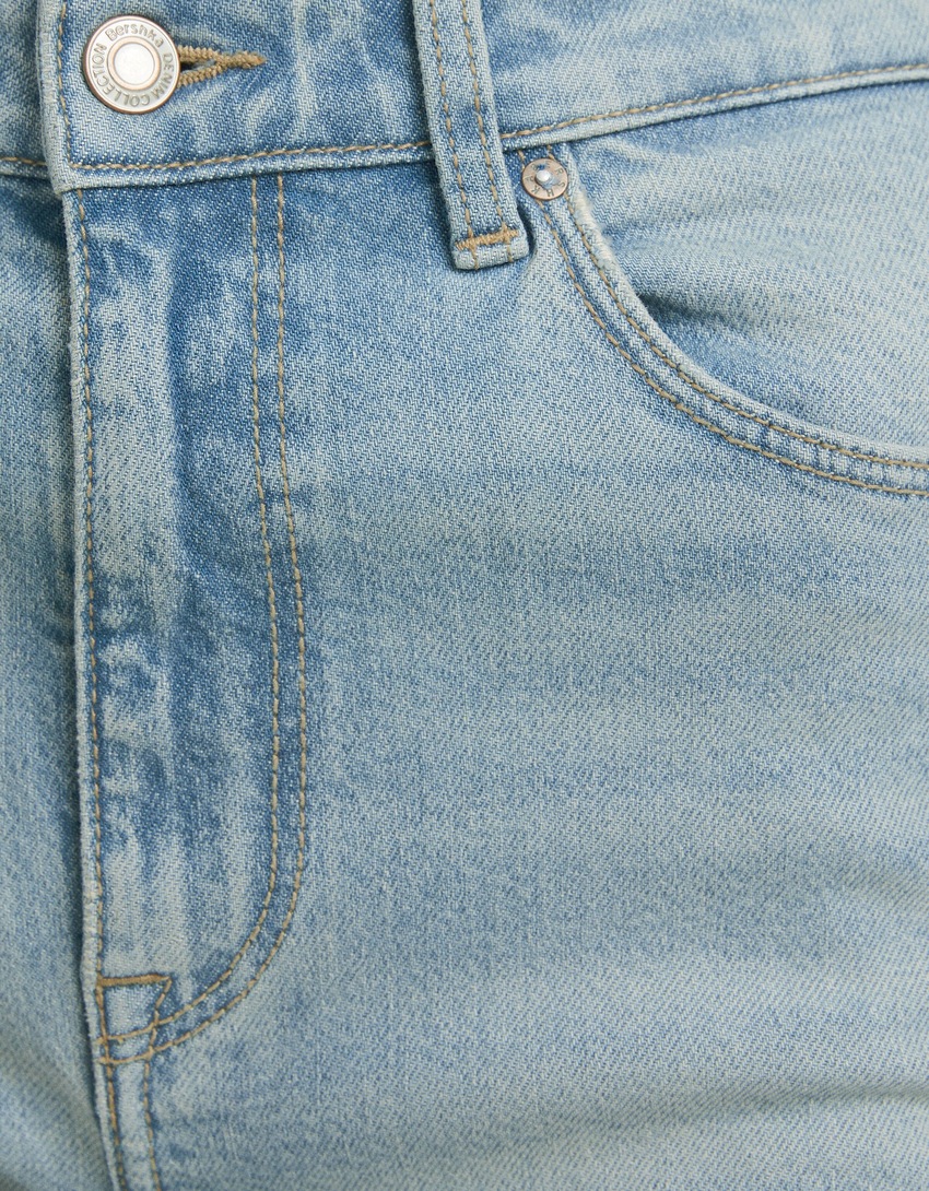 Calça jeans reta confortável com fenda lateral