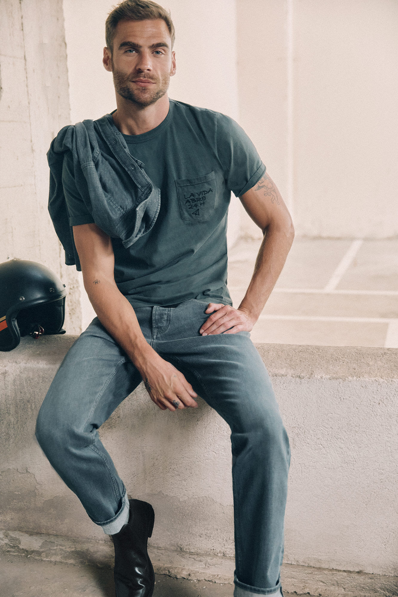 calça jeans cinza de corte justo