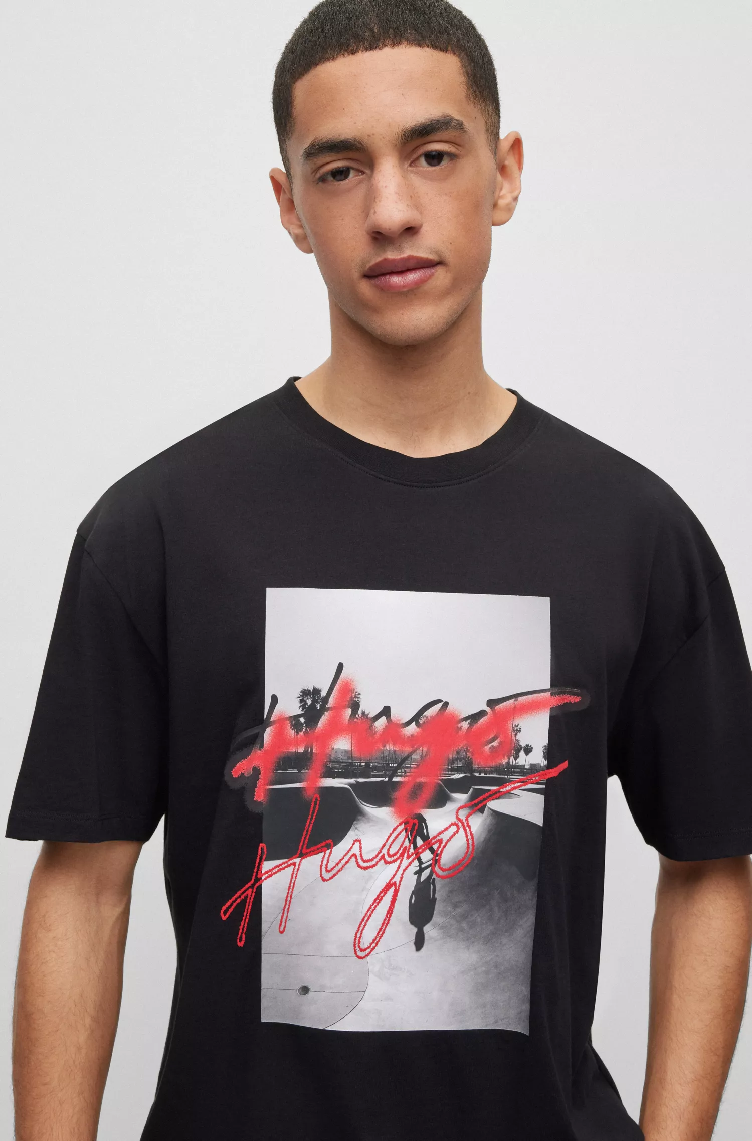 Camiseta HUGO vermelha, modelagem oversized, em algodão orgânico com estampa do logo.