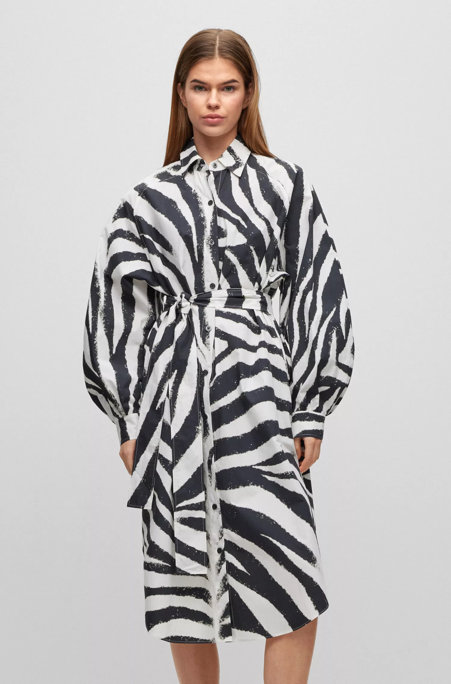 Vestido camiseiro HUGO em popeline de algodão vermelho com estampa de zebra.