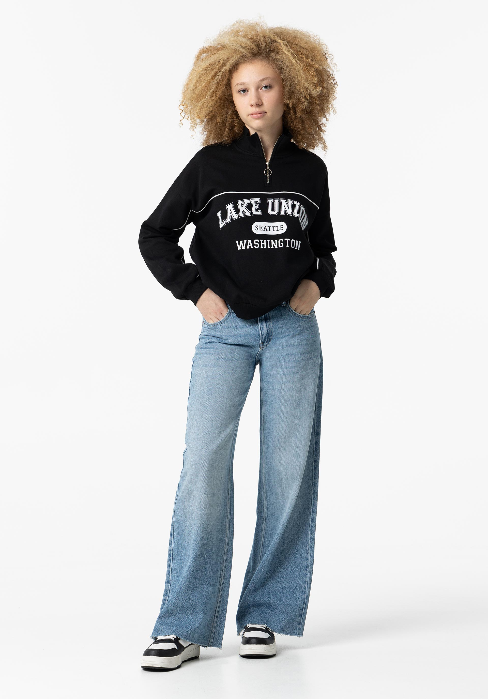 Sweatshirt com Estampado e Fecho