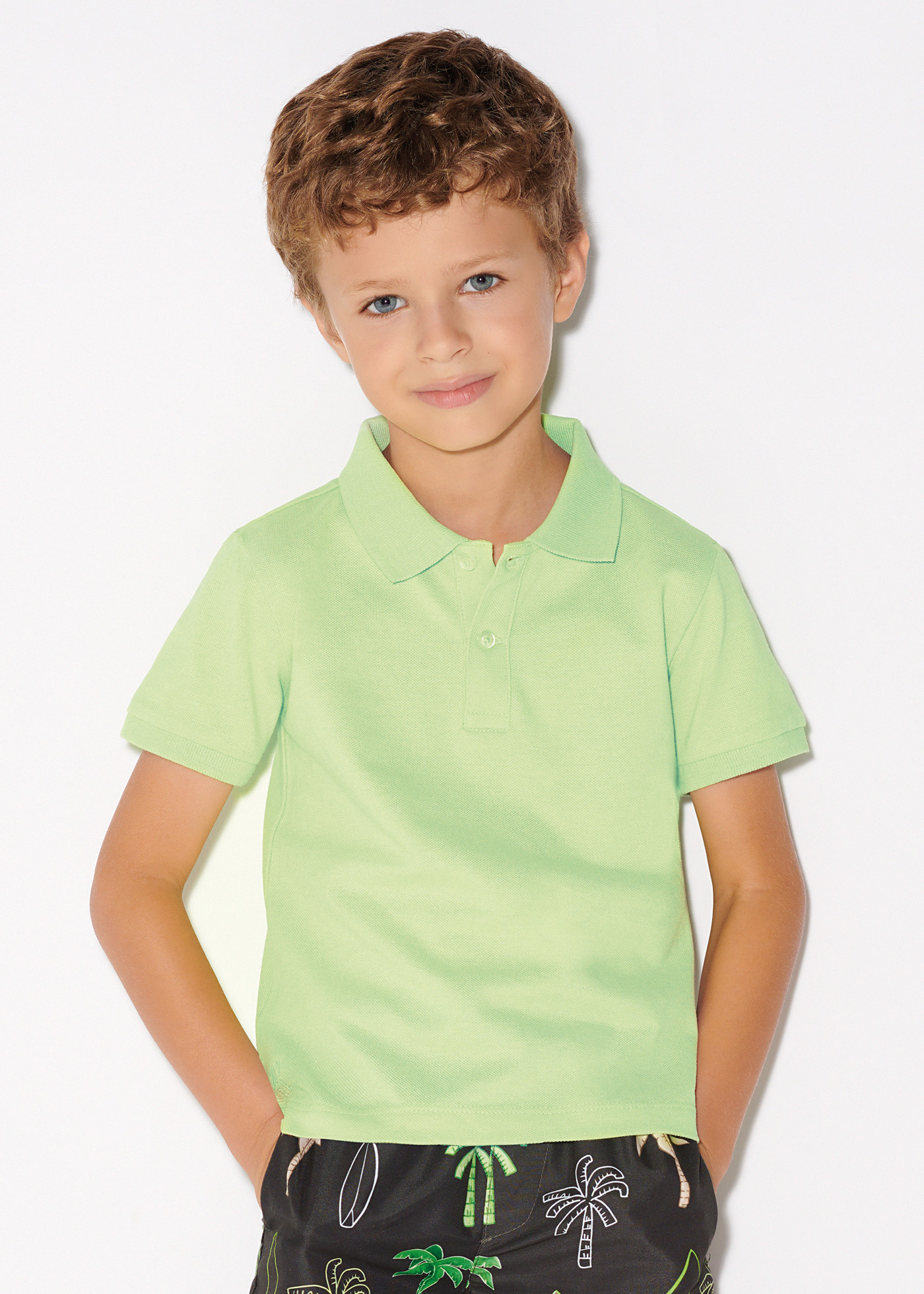 Camisa polo básica de manga curta na cor granito para meninos