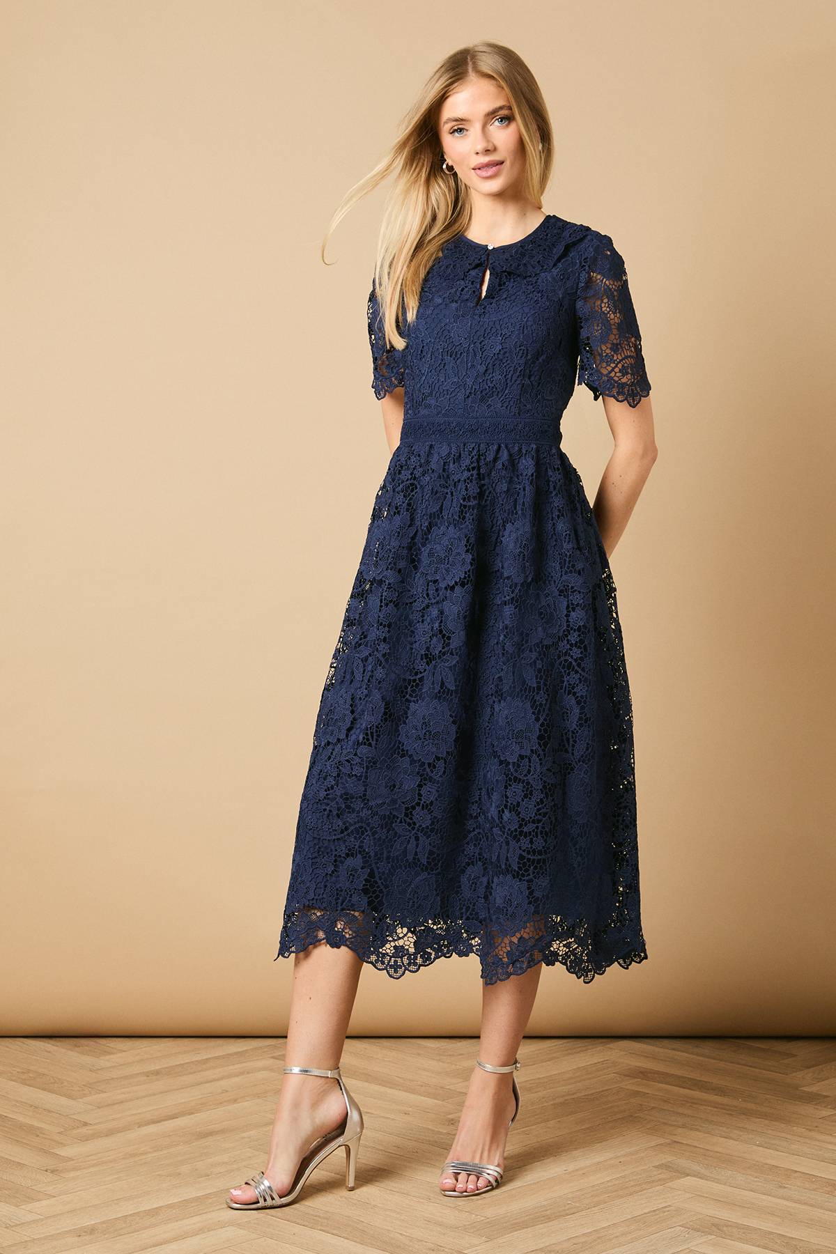 Oasis Robe Mi-Longue à Col en Dentelle pour Occasions Spéciales