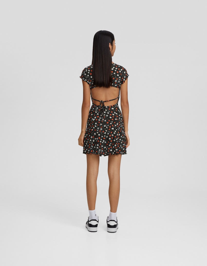 Vestido curto de manga curta com estampa floral