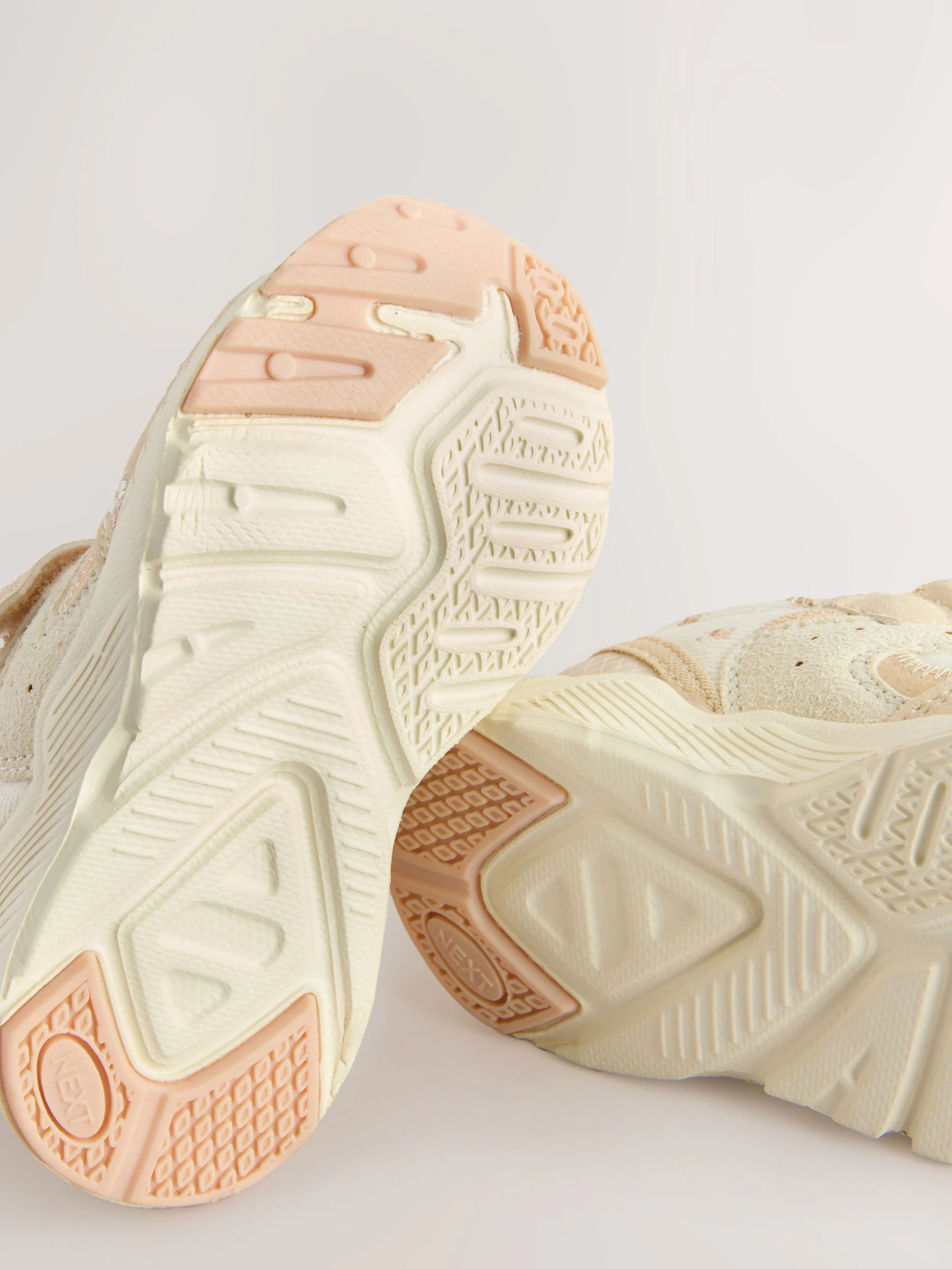Neutraal met geborduurde bloemen - Sneakers met elastische veters en klittenbandsluiting