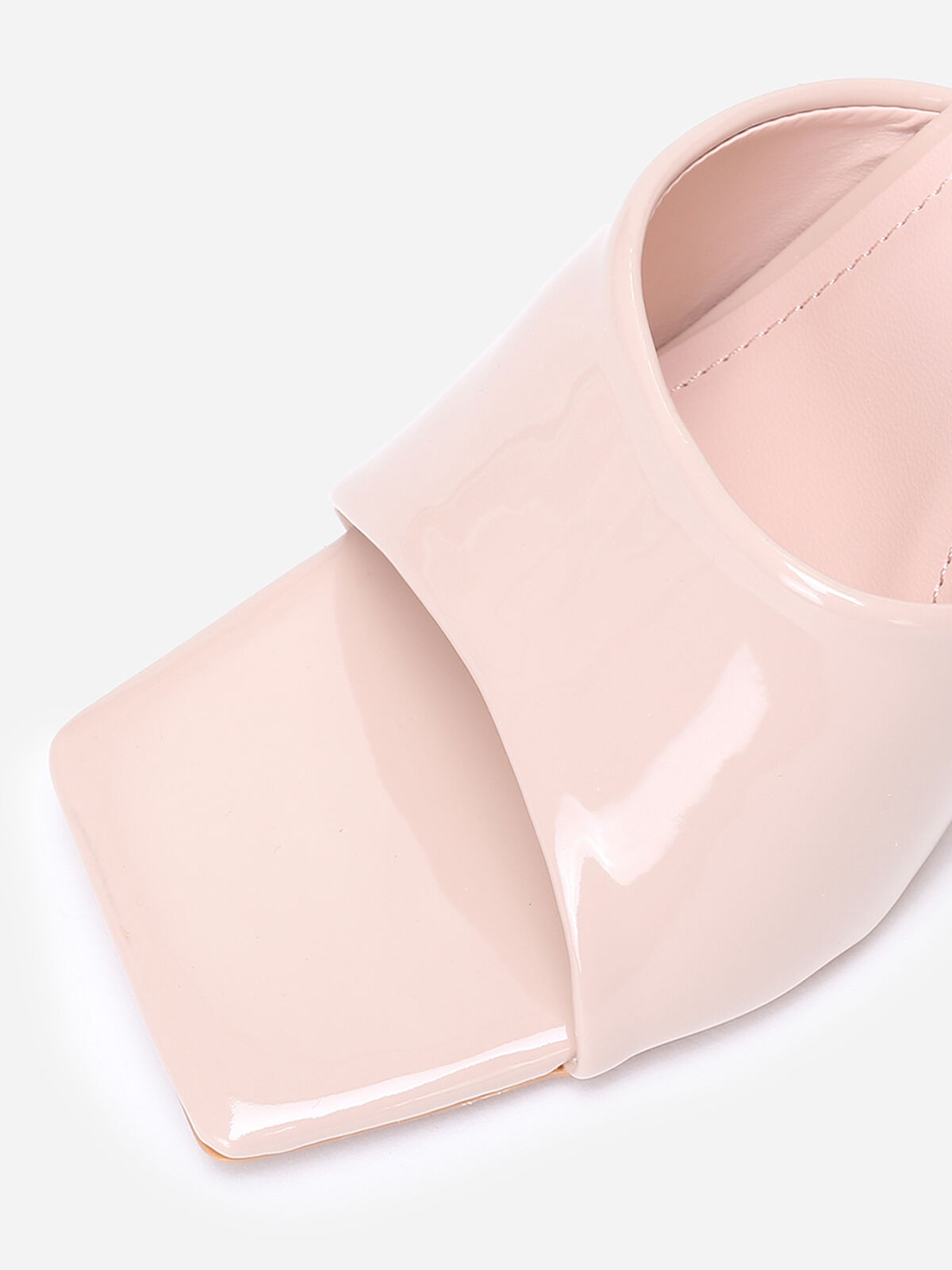 Mules vernies à talon en triangle- Beige