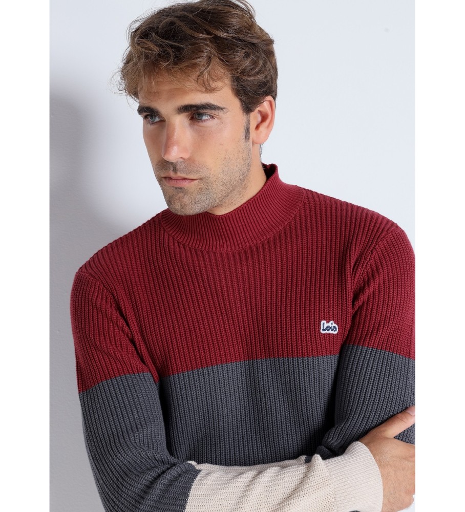 Lois Jersey Knit nas cores bordô, cinza e branco.