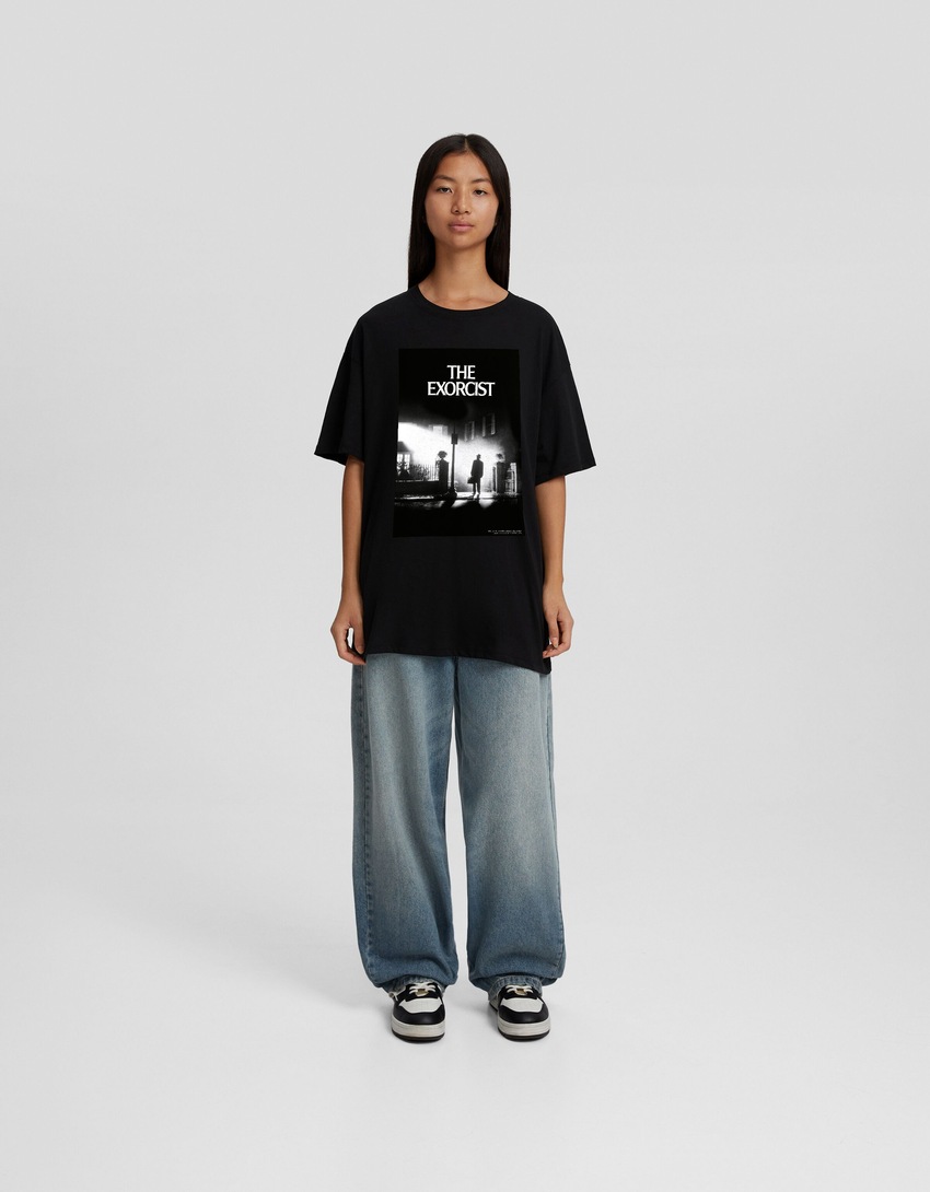 Camiseta de manga curta com estampa do Exorcista e modelagem quadrada.