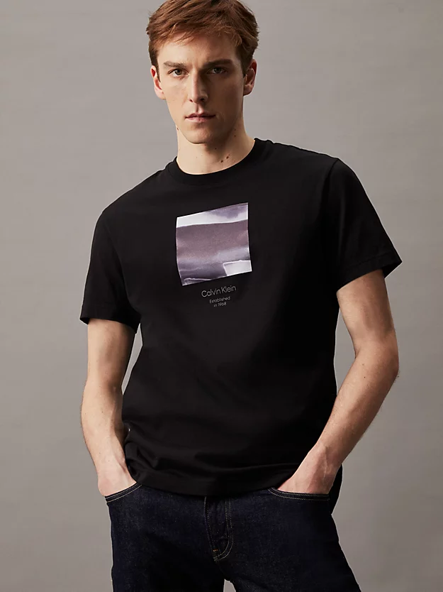 Camiseta com estampa gráfica ampliada