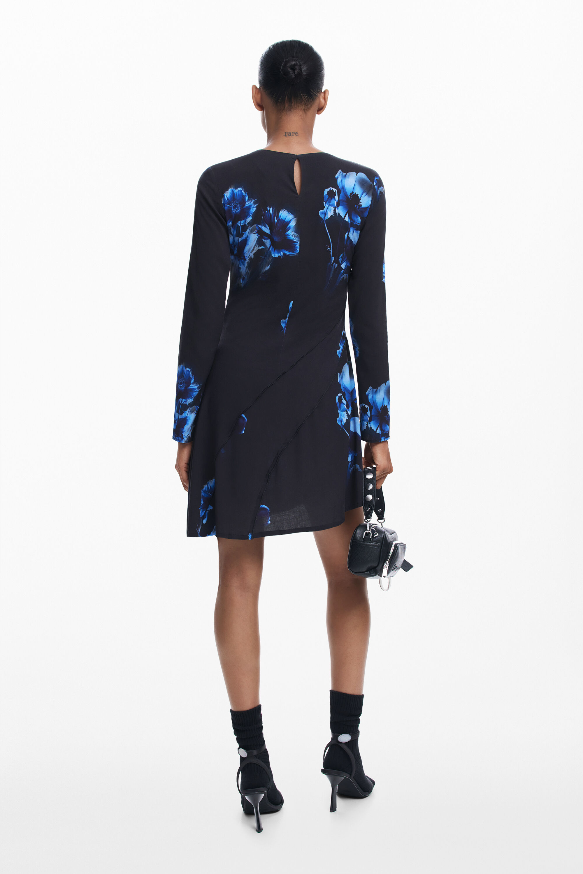 Vestido com corte assimétrico