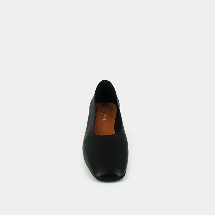 Ballerines à petits talons et bouts carrés  en cuir noir