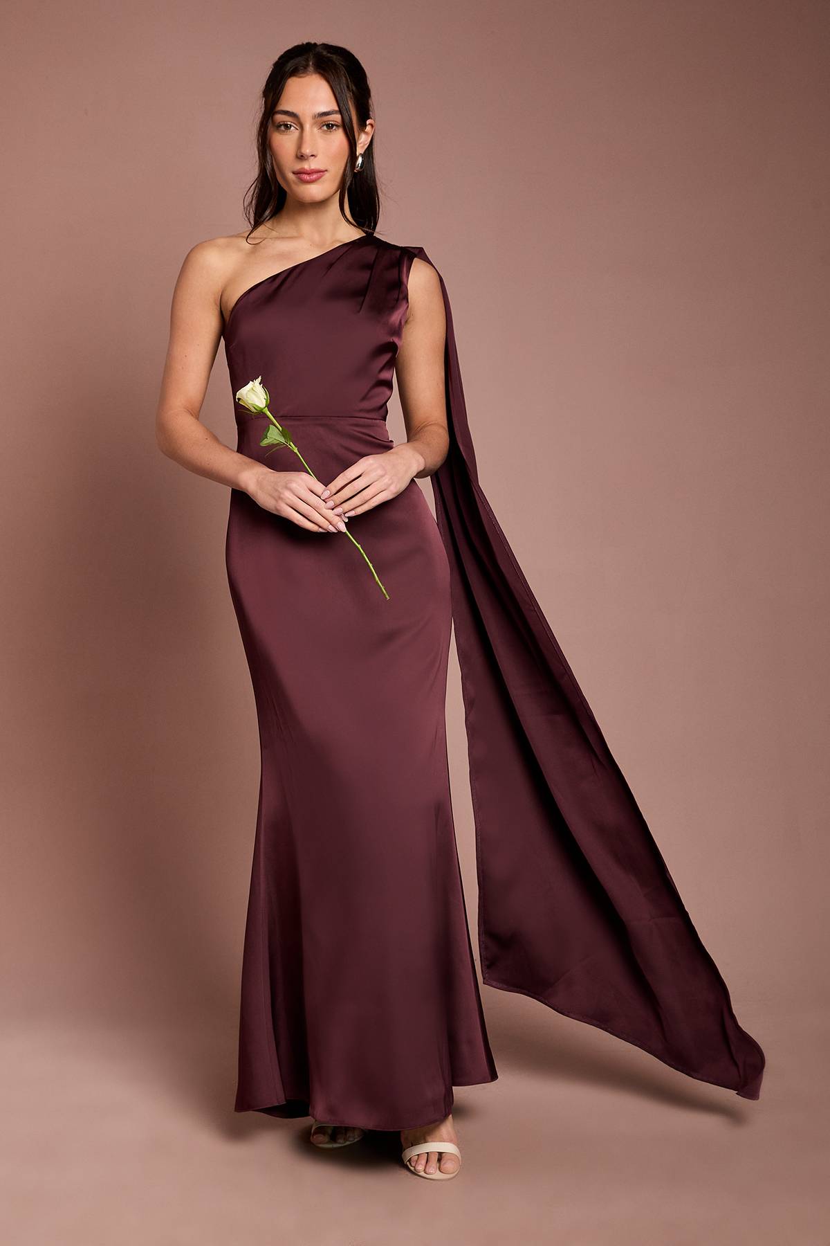 Coast Robe de Demoiselle d'Honneur Longue en Satin Coast Honoured Petite à Une Épaule Drapée