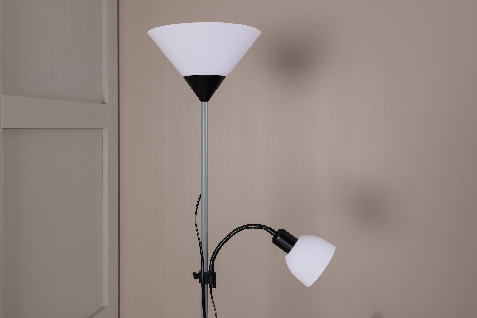 Bagasi gulvlampe Grå fot, hvit skjerm