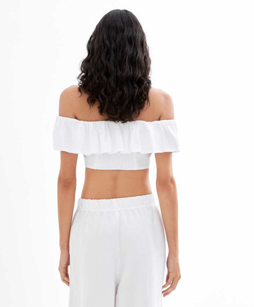 Blusa de linho com ombros à mostra