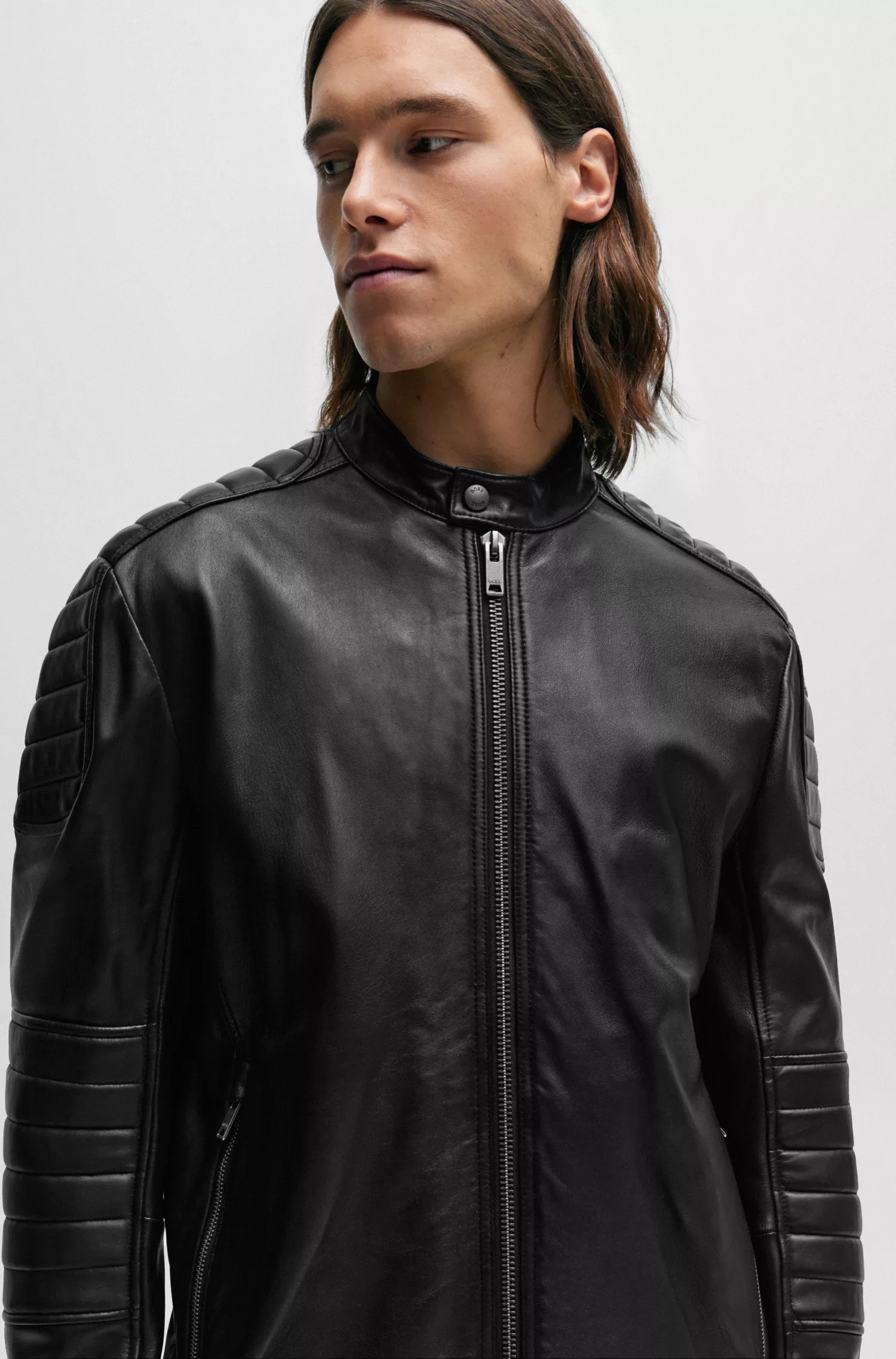 Jaqueta BOSS laranja, corte regular, em couro de cordeiro com detalhes acolchoados.