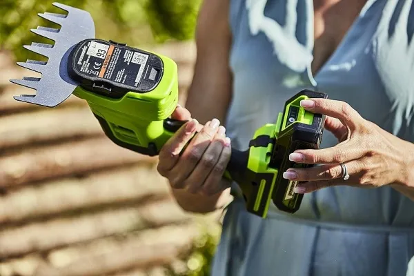 Greenworks, G24SHT, Multiklipper 2i1, 24V, m/2Ah batteri og lader