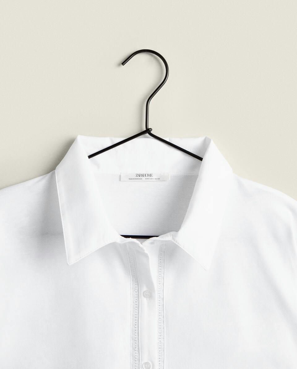 Camisa de algodão com detalhes em renda.